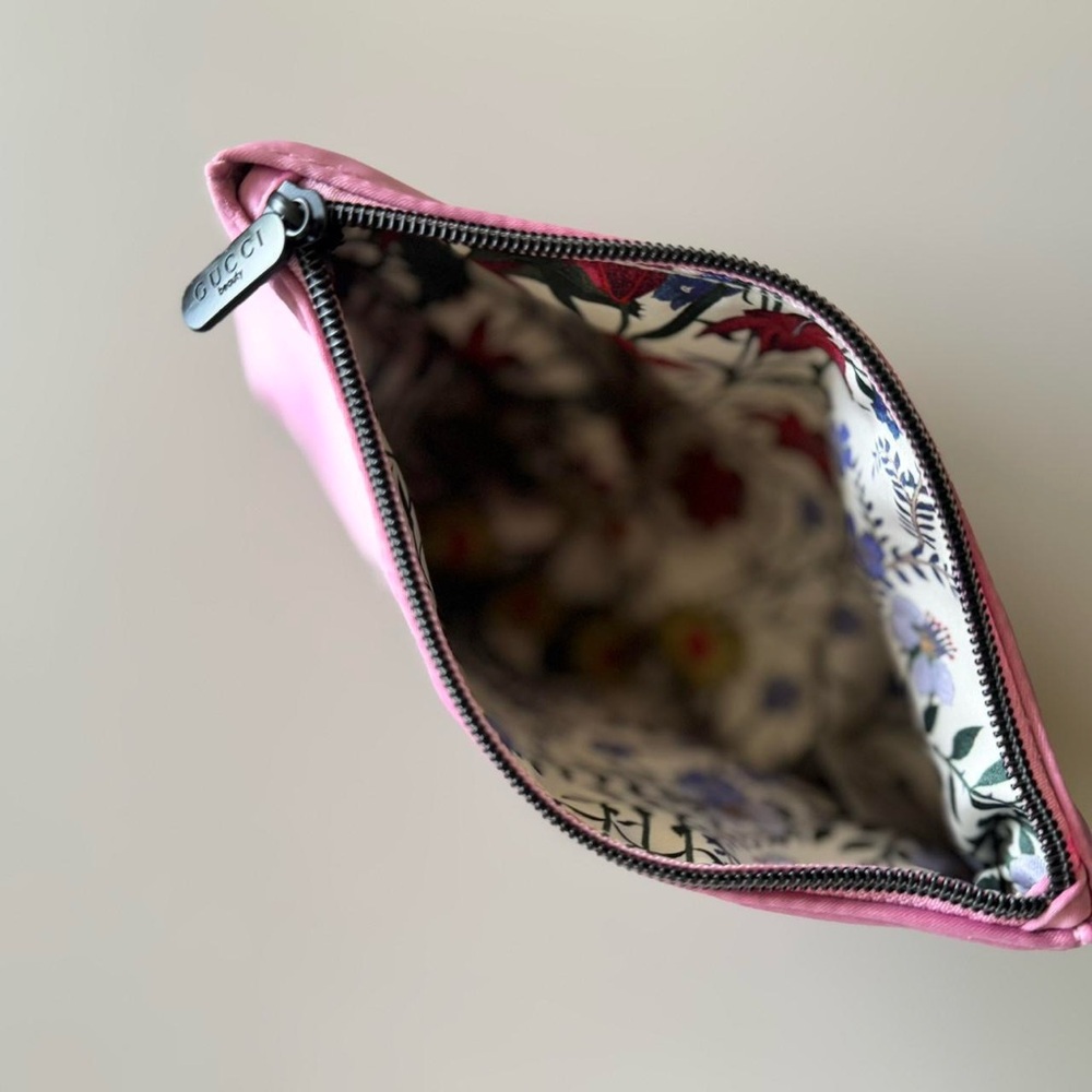 Gucci Pink Satin Cosmetic Pouch GUCCI BEAUTY GWP - Picture 2 of 4